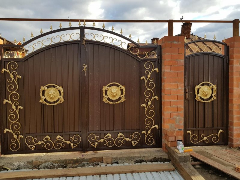 Ворота распашные металлические с калиткой из профнастила