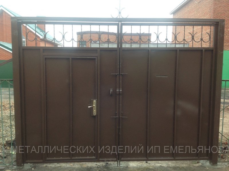 Ворота из металлического листа с калиткой