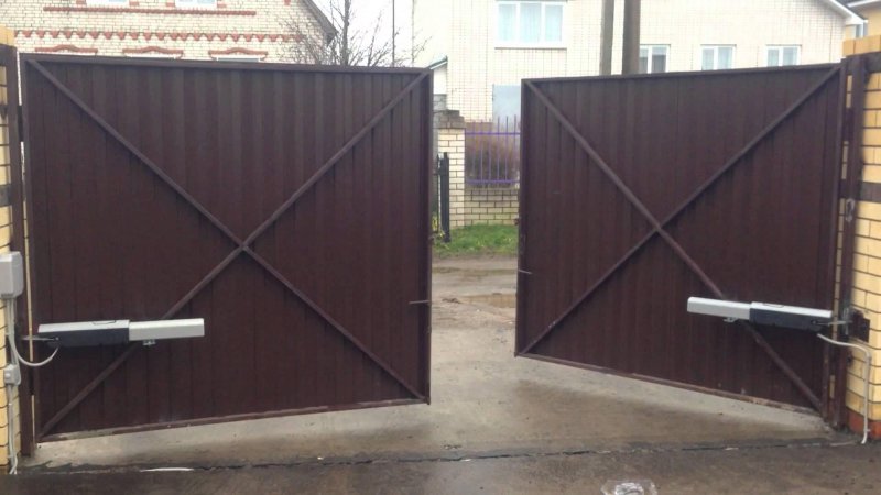 Распашные ворота с электроприводом Дорхан