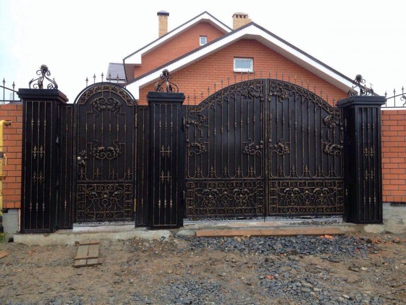 Кованый забор с воротами