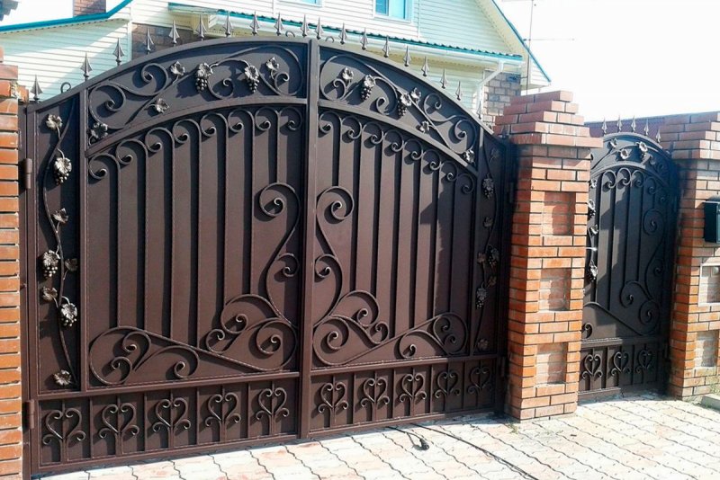Красивые ворота из камня