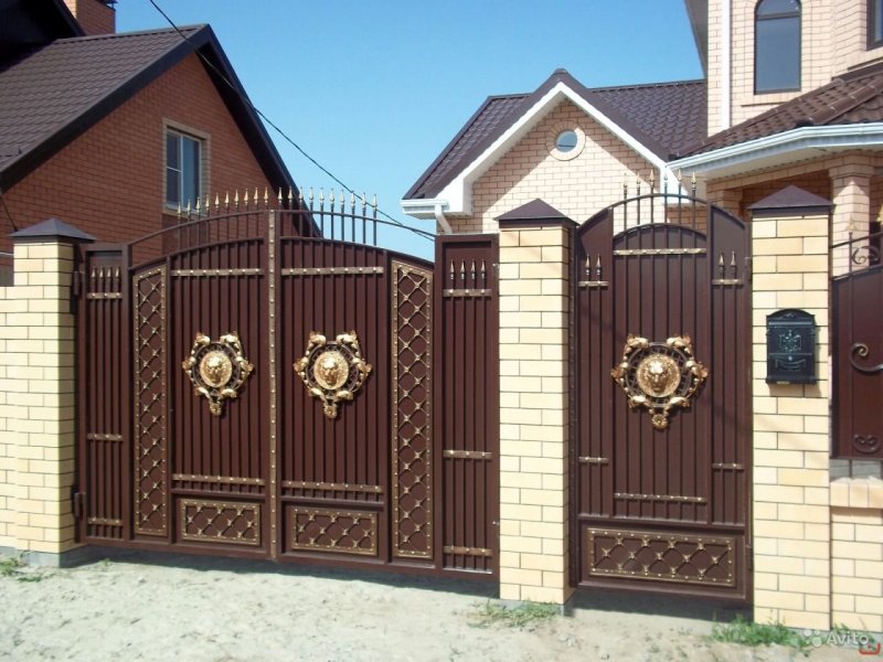Распашные ворота с калиткой с электроприводом
