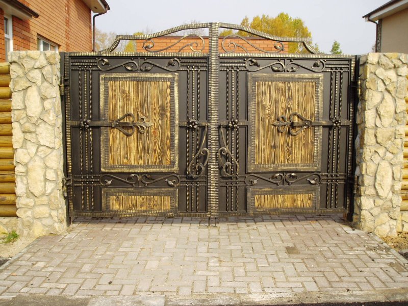 Красивые распашные ворота