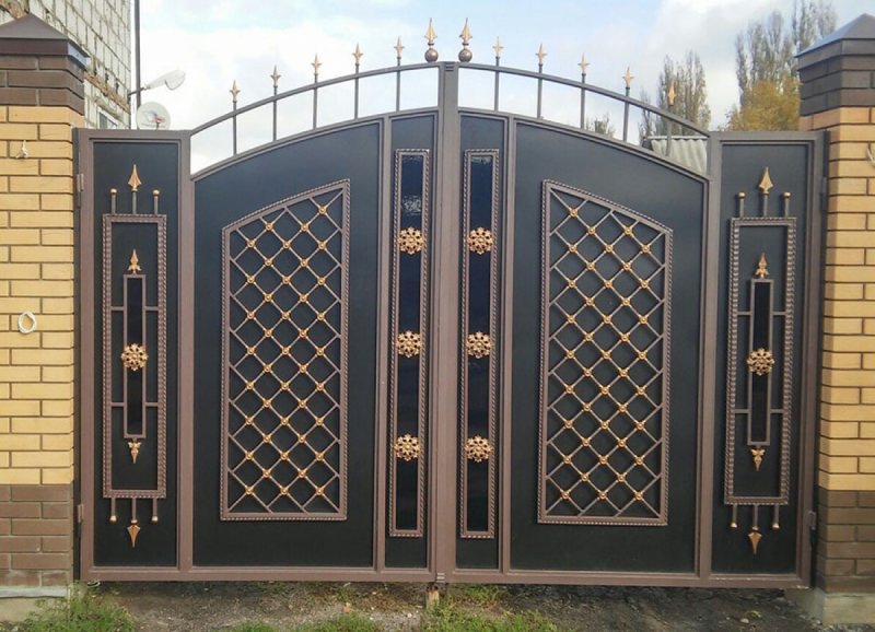 Входные ворота во двор частного дома
