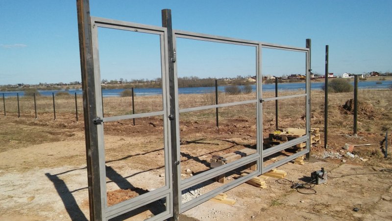 Ворота распашные из профильной трубы 40 20
