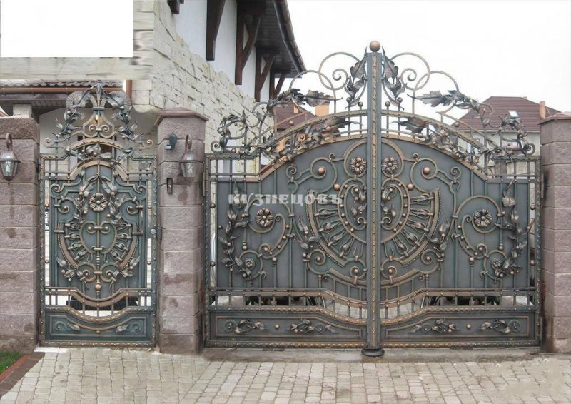 Старинные кованые ворота