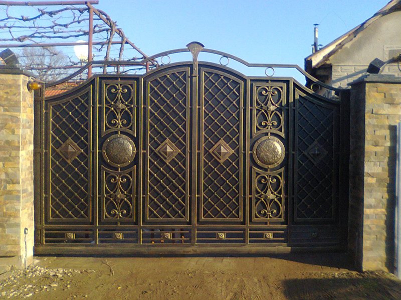 Ворота кованые с калиткой в классическом стиле