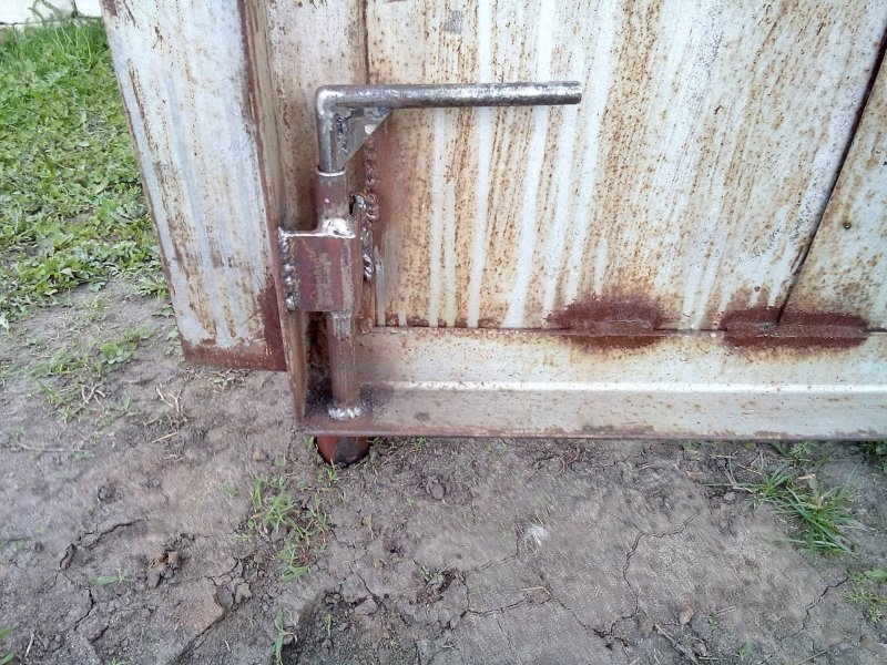 Засов для гаражных ворот распашных