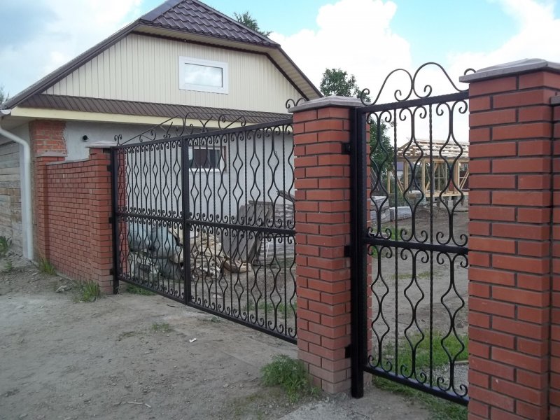Кованые ворота с кирпичными столбами