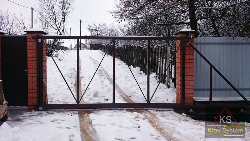 Забор с кирпичными столбами и профлистом