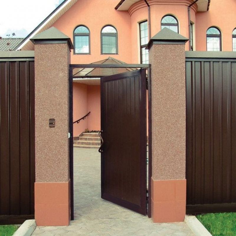 Забор с кирпичными столбами и откатными воротами