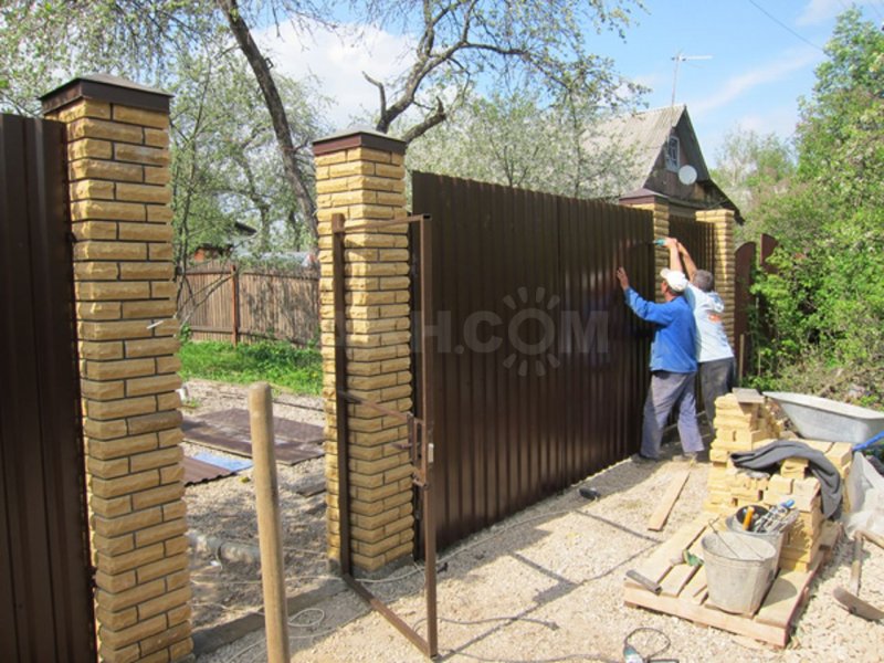 Колонны из кирпича для забора и калитка