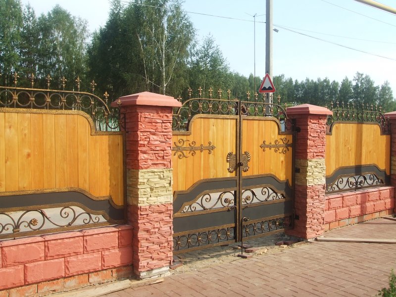Кирпичный забор с элементами ковки