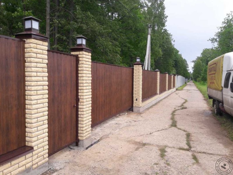 Забор кирпичные столбы и дерево
