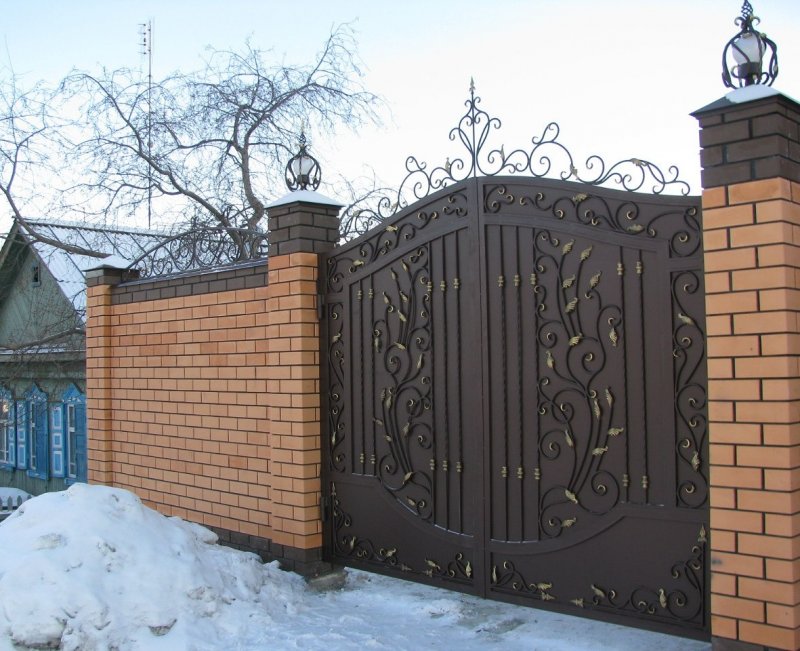 Забор с кирпичными столбами