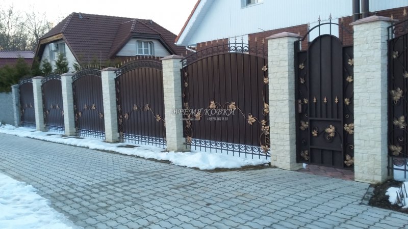 Кирпичные столбы с воротами