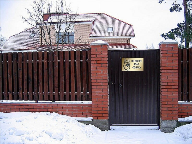 Калитки для забора из профнастила с кирпичными столбами