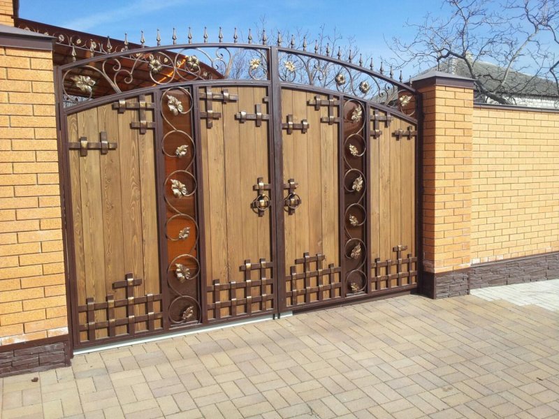 Деревянные ворота с коваными элементами