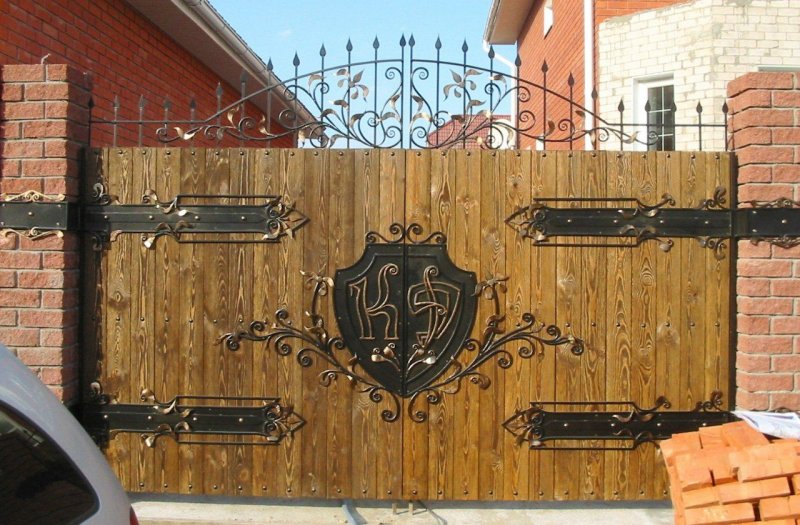 Кованые ворота с элементами дерева
