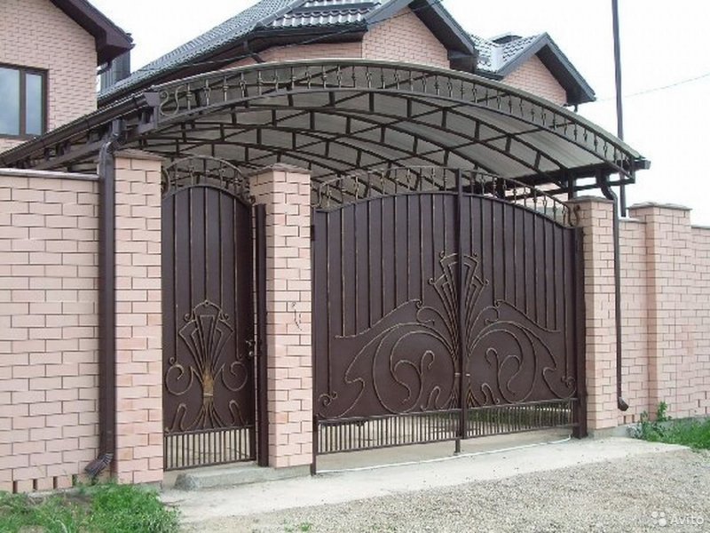 Козырек над калиткой из поликарбоната