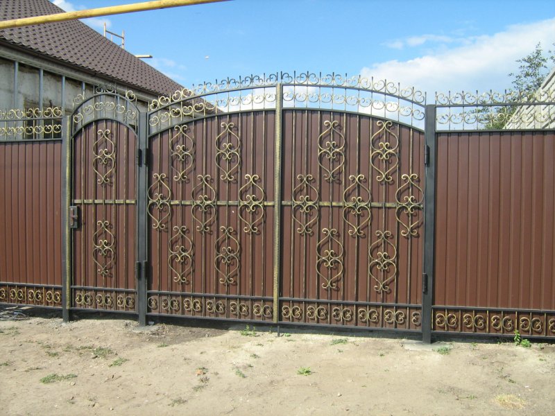 Кованые ворота из профнастила