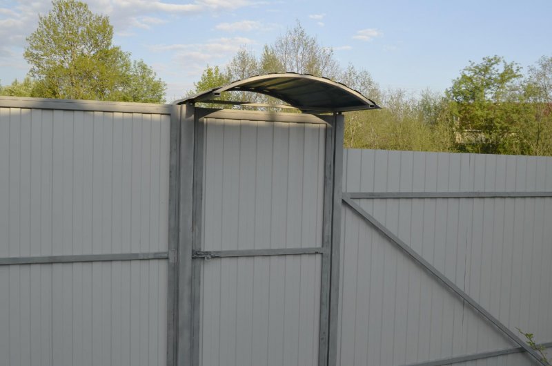 Кованые ворота с навесом
