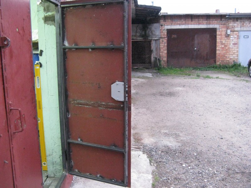 Калитка для гаражных ворот