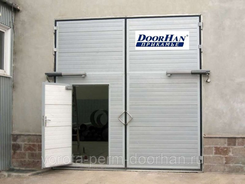 Распашные ворота с калиткой DOORHAN