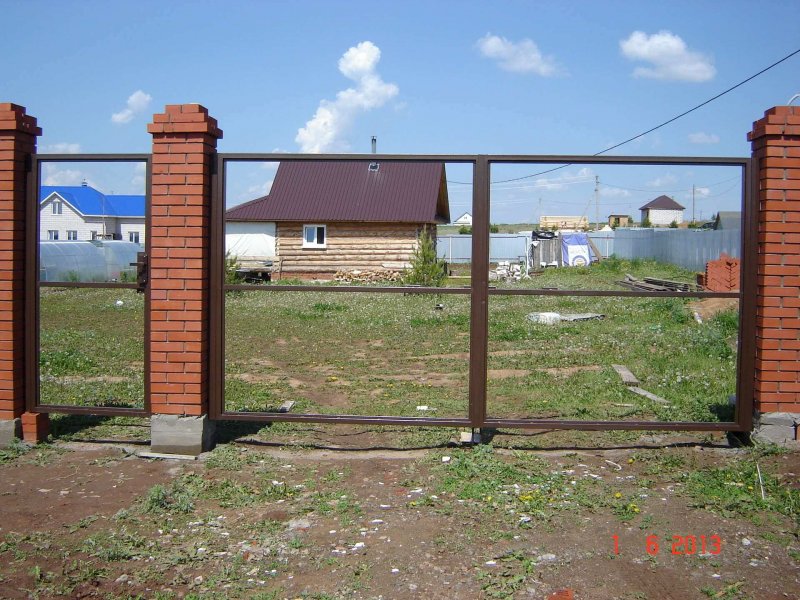 Калитка из профильной трубы и кирпичные столбики