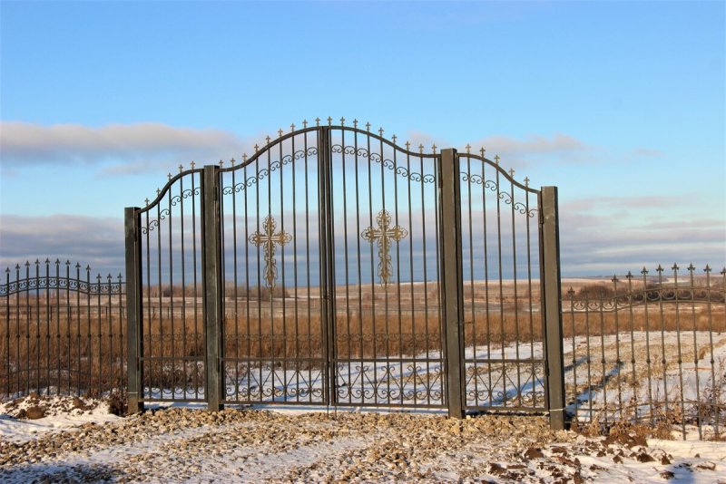 Забор с кованными элементами