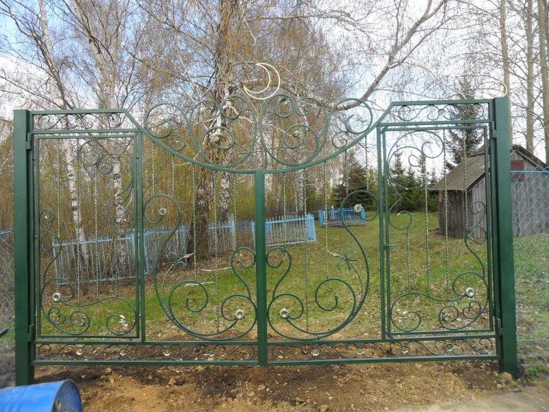 Желтые ворота на кладбище Москва