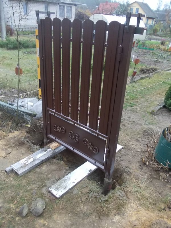 Козырек на калитку из дерева