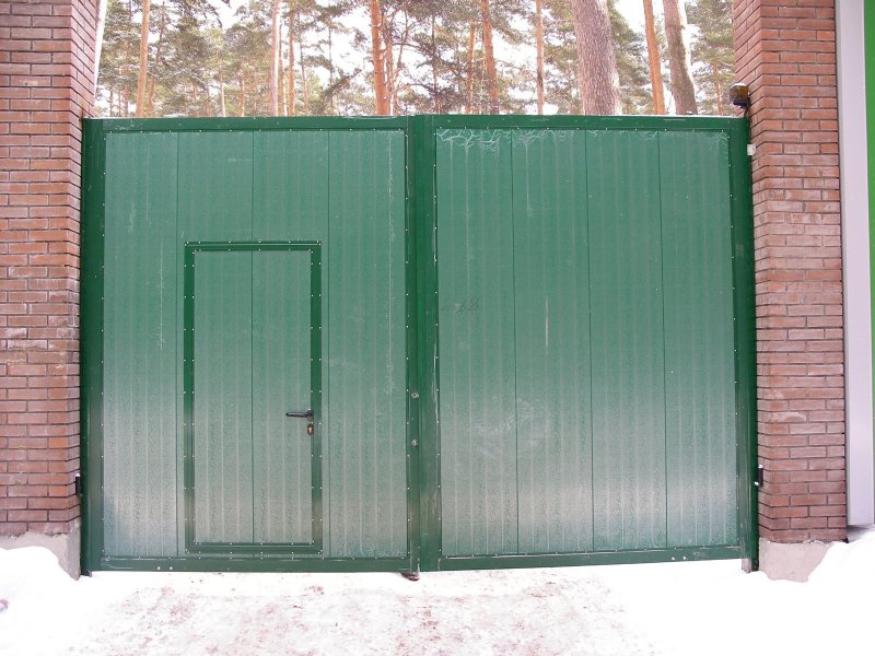 Ворота гаражные из профлиста с калиткой