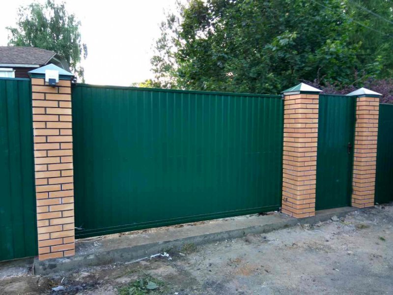 Калитка между кирпичными столбами