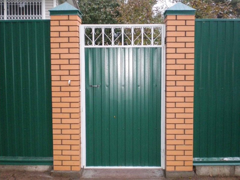 Столбы из кирпича ворота профлист