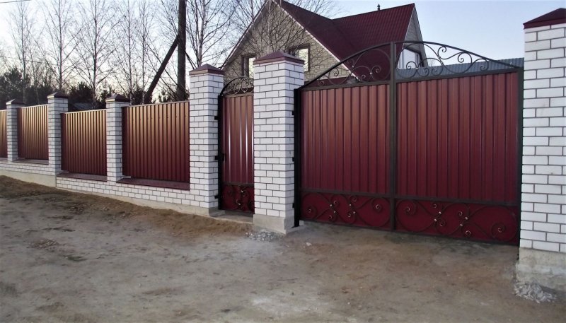 Кирпичный забор с откатными воротами