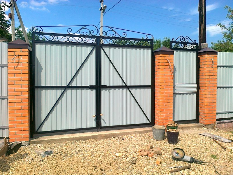 Забор с кирпичными колоннами