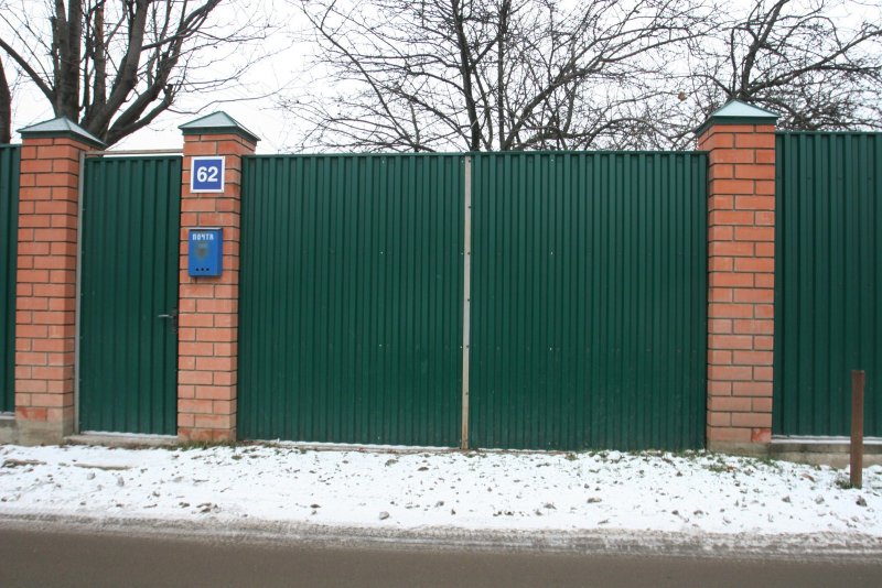 Забор с кирпичными столбами профлист НС 35