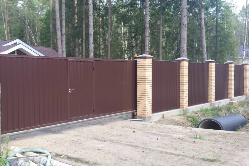 Кованые ворота с кирпичными столбами