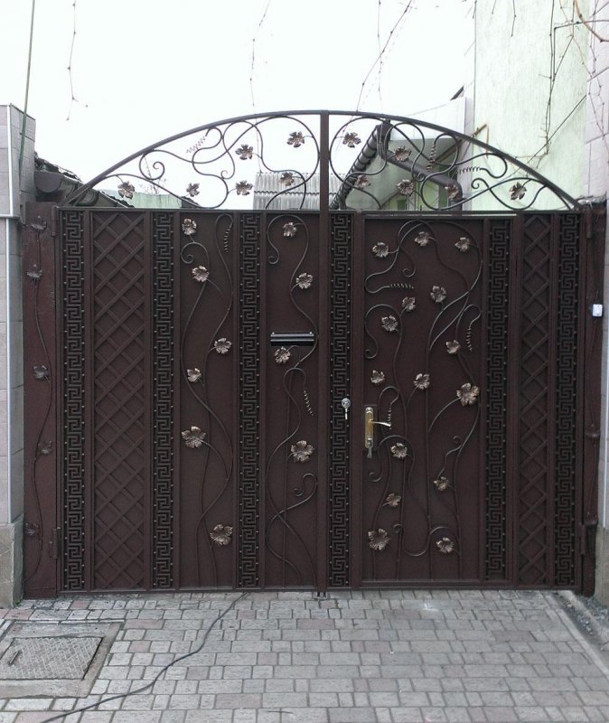 Металлические ворота с калиткой