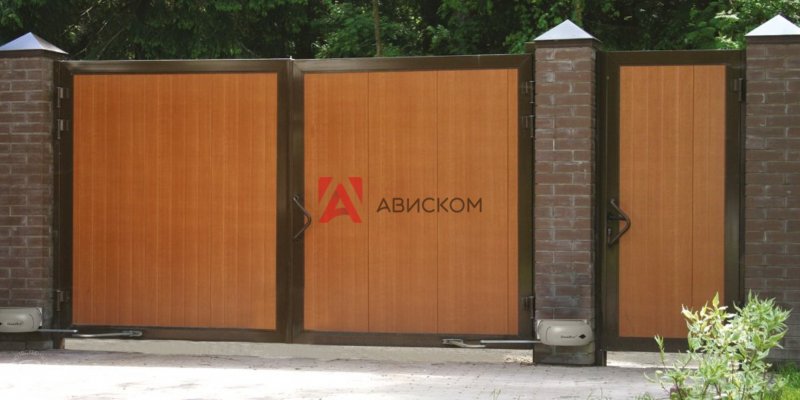 Распашные ворота Алютех с забором металлопрофиль