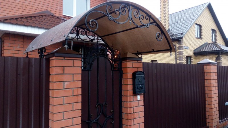 Козырек над калиткой из поликарбоната