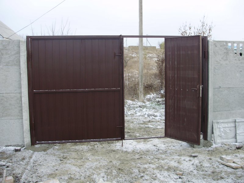 Распашные ворота с калиткой внутри