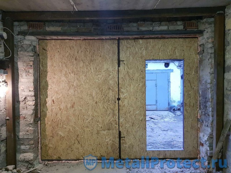 Обшить гаражные ворота изнутри панелями
