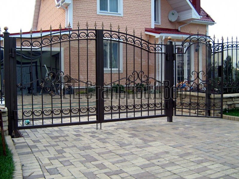 Забор с элементами ковки