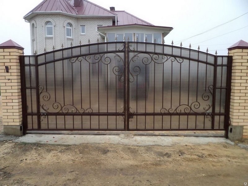 Кованые ворота с поликарбонатом