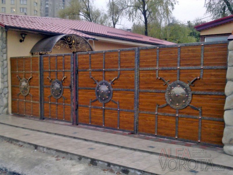 Филенчатые ворота с ковкой