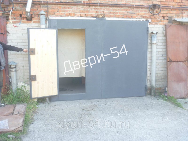 Гараж с распашными воротами
