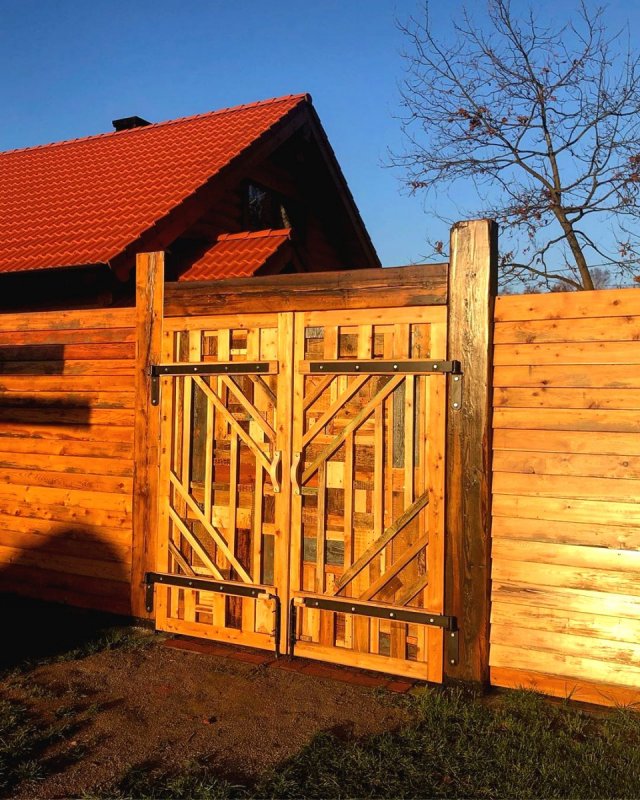Оригинальные ворота из дерева
