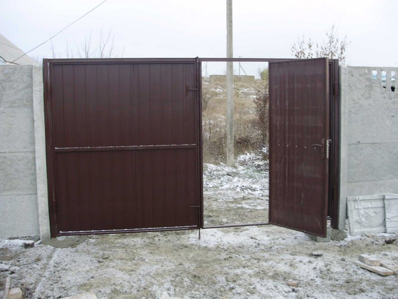Распашные ворота с калиткой внутри